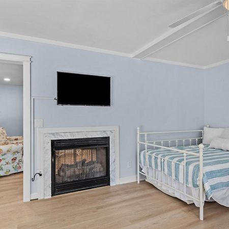 The Blue Lagoon Pine Knoll Shores Bagian luar foto